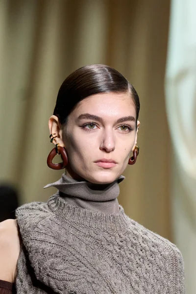 Look 100